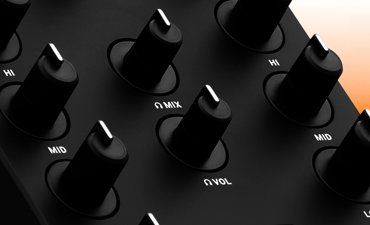 NATIVE INSTRUMENTS TRAKTOR KONTROL Z1 MK2.jpg 1452.jpg