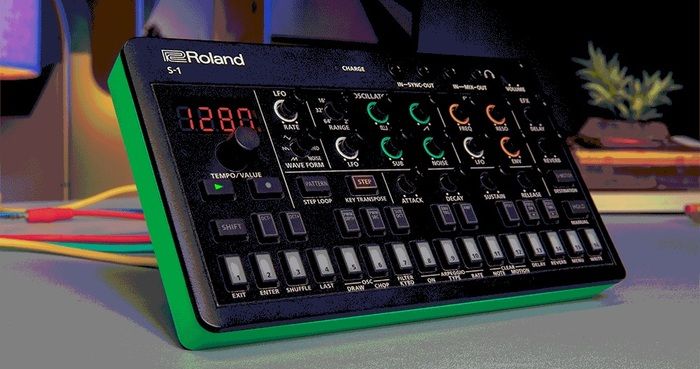 ROLAND S-1.jpg 1414.jpg