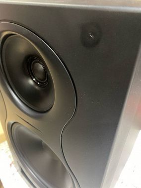 Студийный монитор KALI AUDIO IN-8 V2 (Царапины на корпусе уценка)
